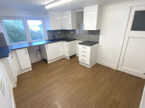 32FS-2-Kitchen