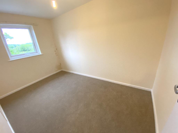 32FS-8-Bedroom2